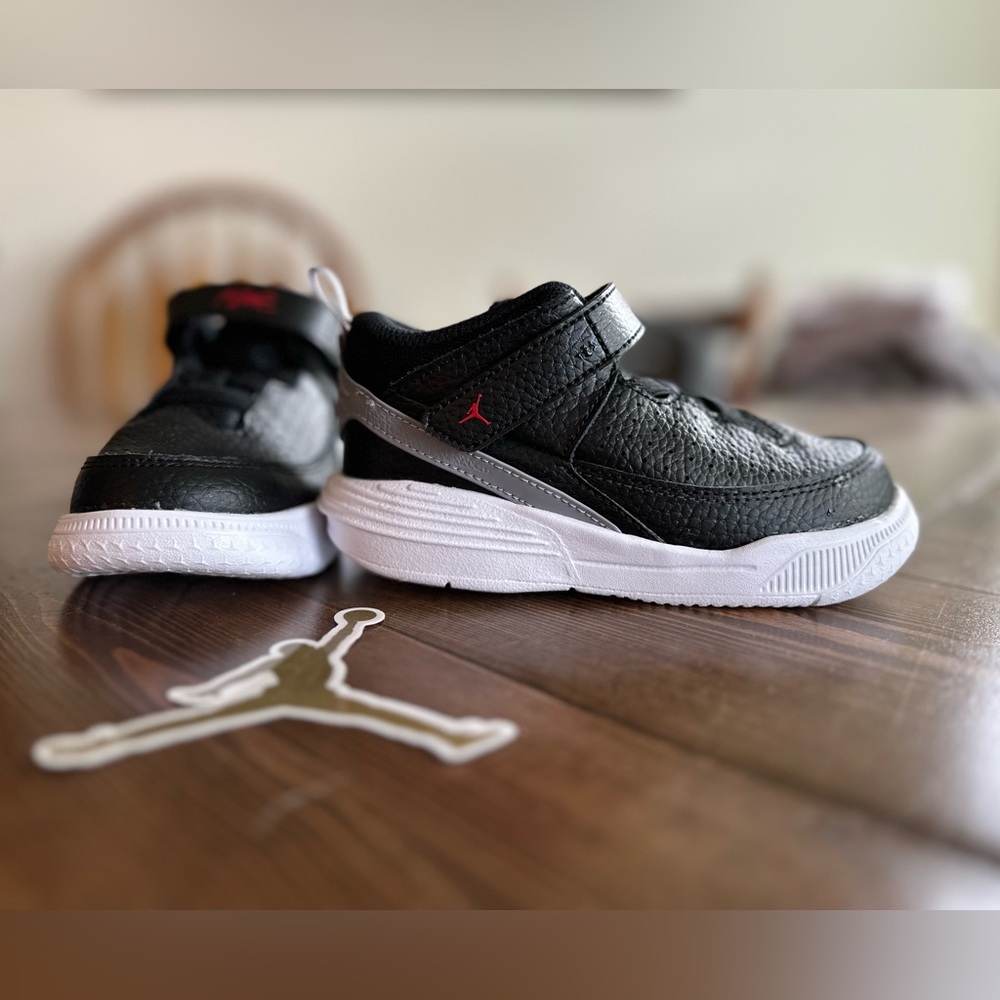 New 9C Jordan’s never been used. Selling because my kid prefers pink/princess.